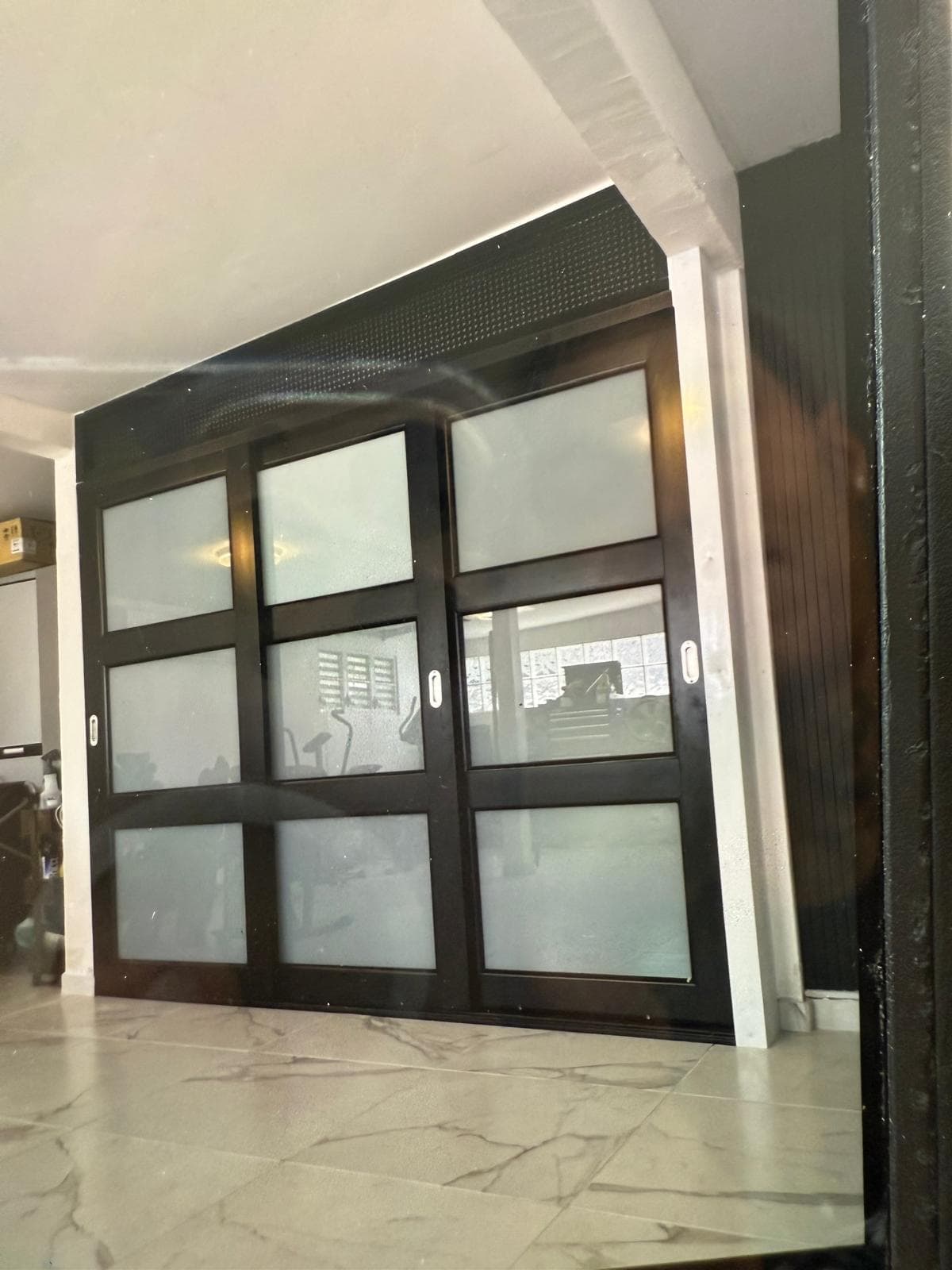 Puerta premium negra instalada por Premier Windows & Doors