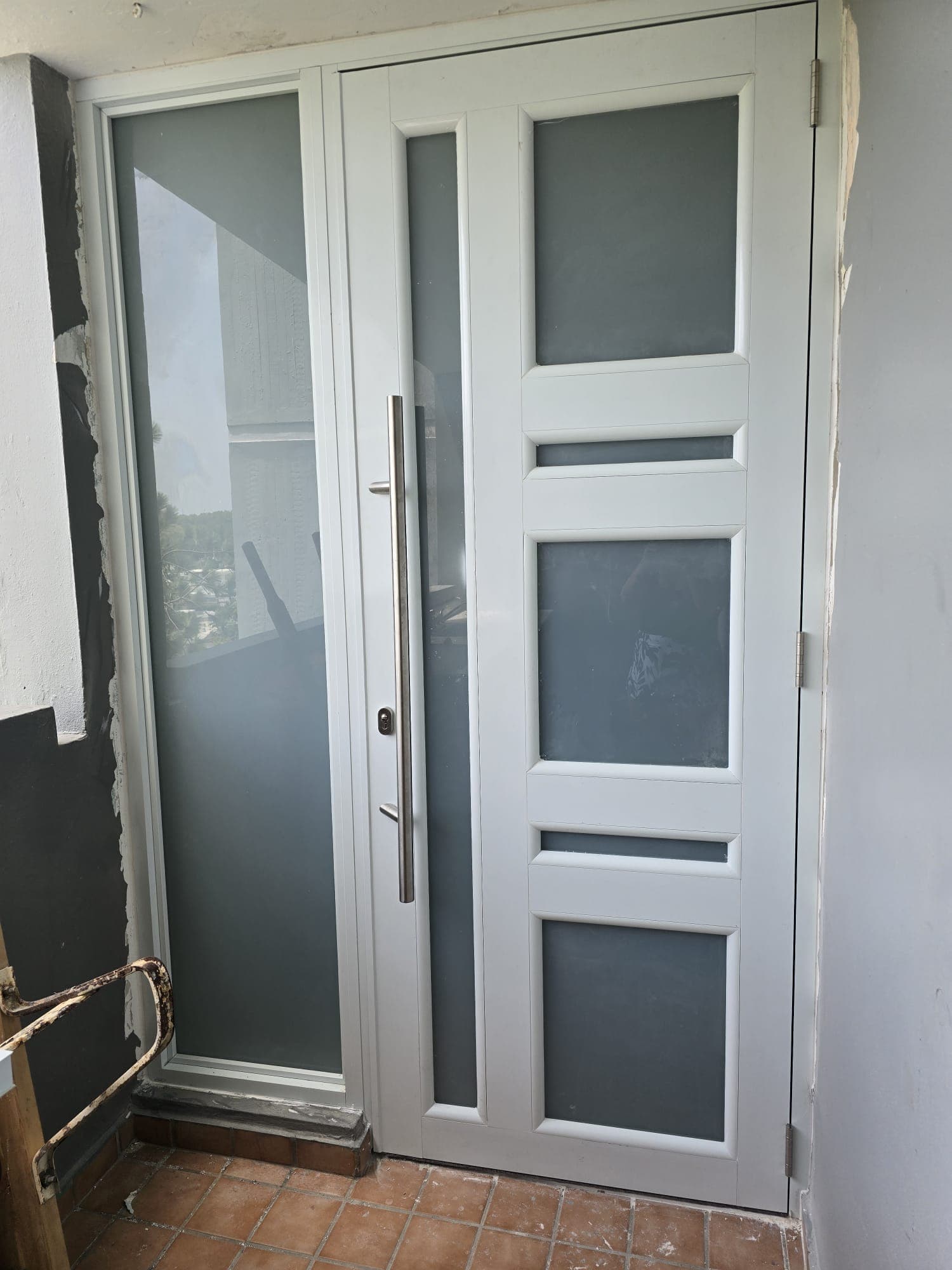 Puerta moderna con panel de cristal