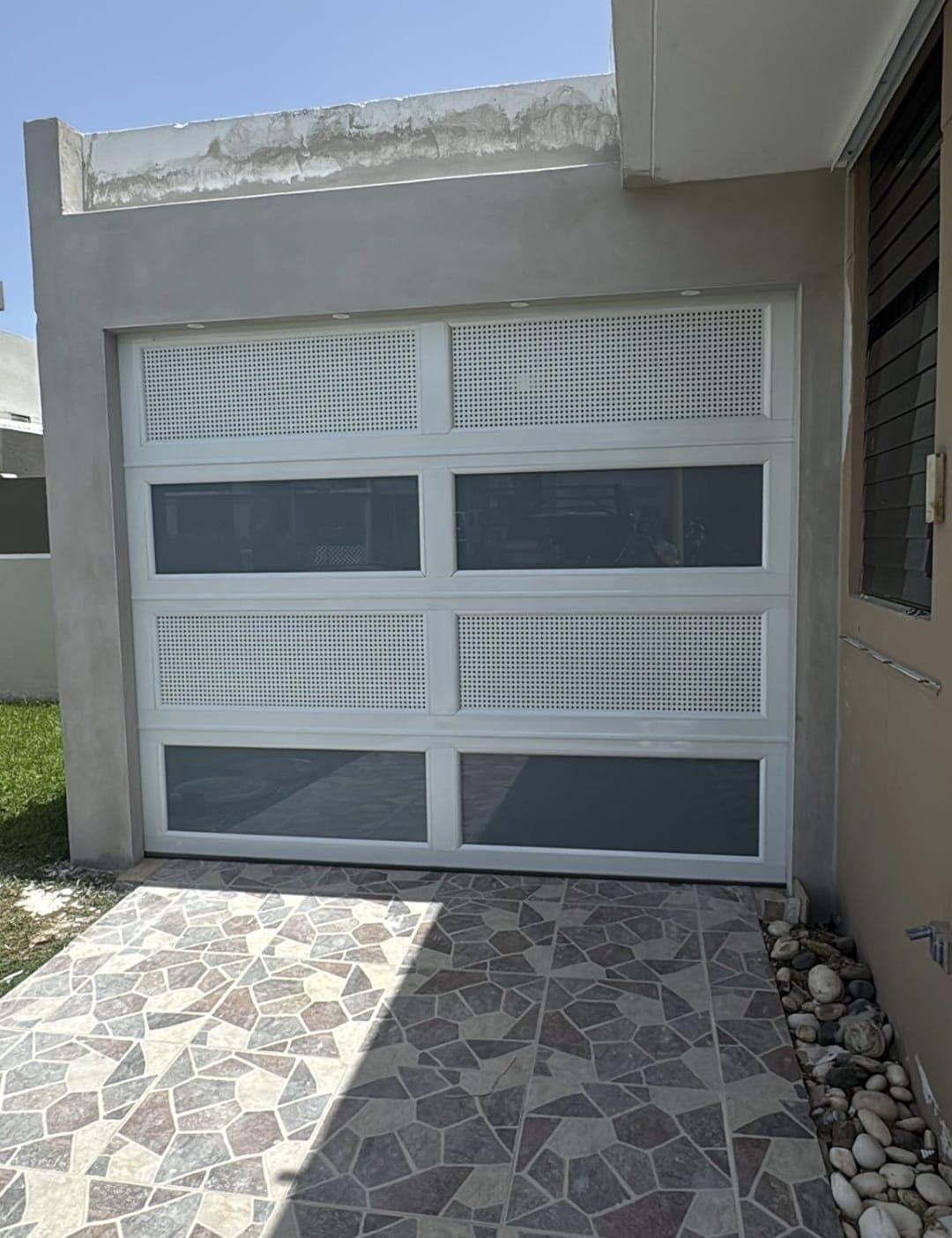 Puerta de garaje premium instalada en una residencia